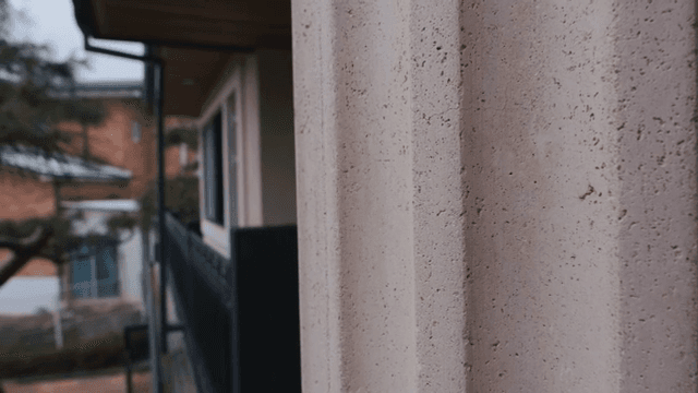 질감 있는 콘크리트 기둥의 근접 촬영