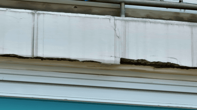 외벽의 손상된 부분