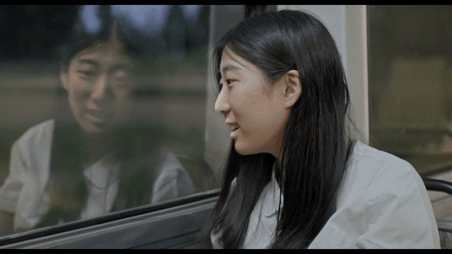 버스에 앉아 밖을 바라보는 소녀