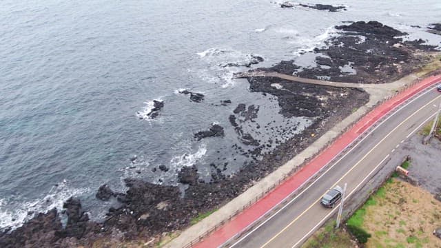 해안 도로 옆으로 펼쳐진 광활한 바다