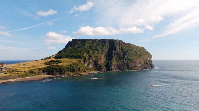 푸른 초목과 바다가 있는 아름다운 섬