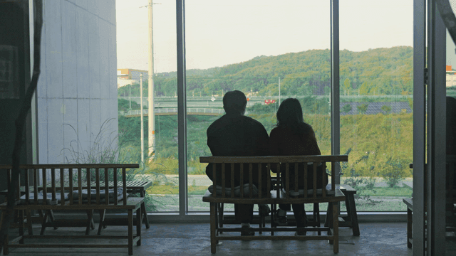 카페에서 경치를 즐기는 커플