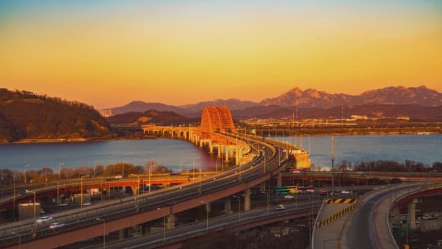 해질녘 강 위의 다리