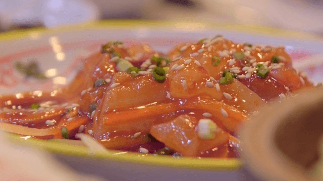 매콤한 소스와 참깨가 뿌려진 해산물 요리