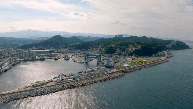 산과 바다가 있는 해안 마을