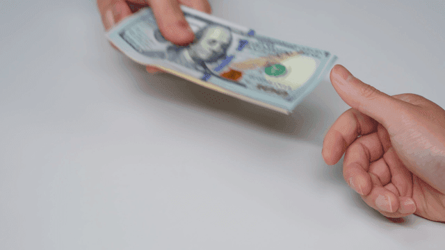 손으로 화폐를 교환하는 장면