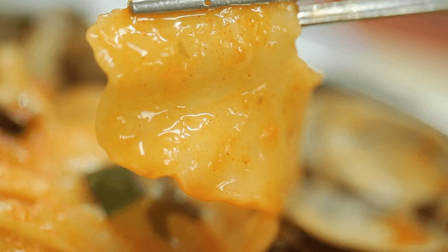 Chopsticks to pick up hand-pulled dough soup