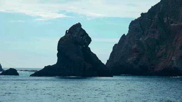 웅장한 바닷가 절벽과 바위 형상