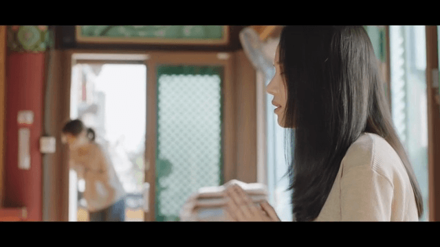 사원 안에서 기도하는 여성