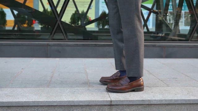 도시의 길가를 뛰어가는 사람