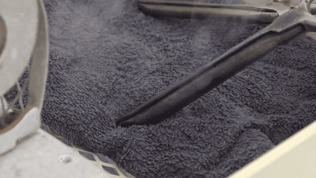 매직기와 함께 수건에서 올라오는 증기