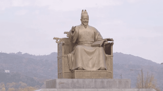 도심 광장의 세종대왕 동상