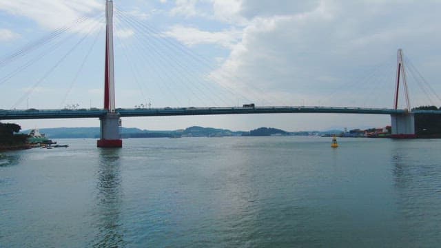 고요한 바다 위의 다리