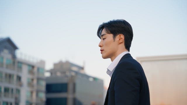 옥상에 올라와 한숨을 쉬는 남성