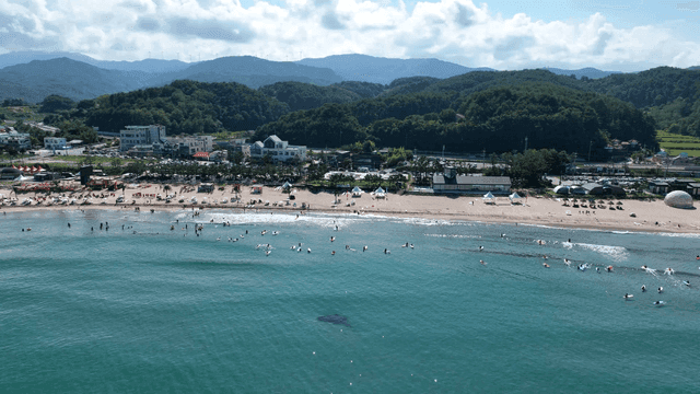 맑은 푸른 바다와 산이 있는 해변