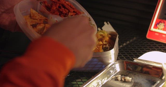 한식 반찬을 먹는 모습