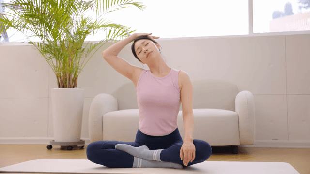 피트니스 스튜디오에서 스트레칭하는 여성