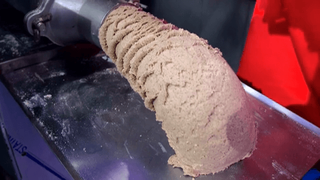 메밀반죽을 기계에서 뽑는 과정