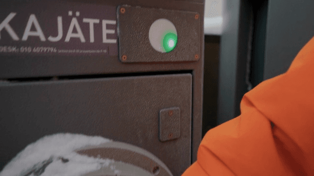 카드를 찍고 쓰레기통에 쓰레기를 버리는 사람