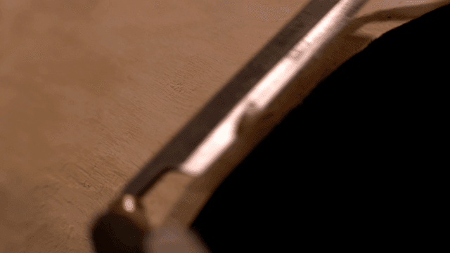 정교하게 나무 표면을 다듬는 장인