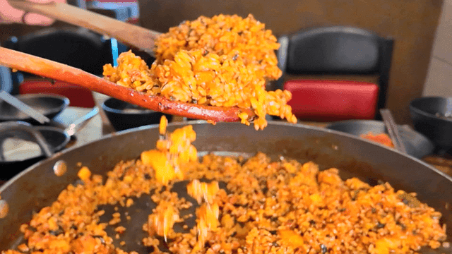 주걱에서 떨어지는 윤기나는 철판 볶음밥