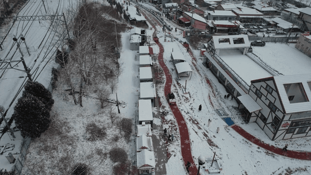 기차 선로가 있는 눈 덮인 마을