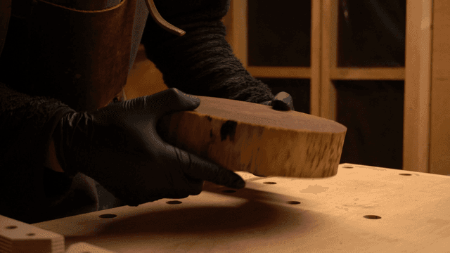 목재 블록을 다루는 장인
