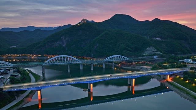 해질녘 다리와 강의 고요한 풍경