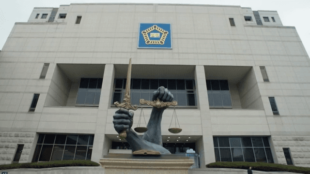 정의의 동상이 있는 법원 건물