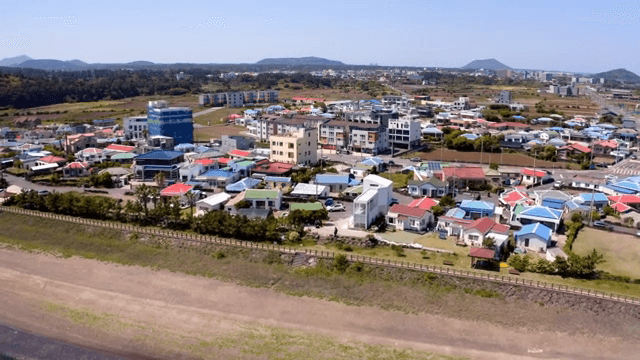 다채로운 지붕의 해안 마을