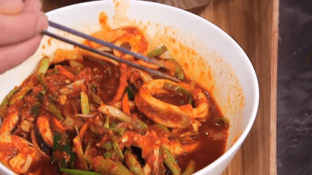 접시에 담긴 매운 오징어 볶음