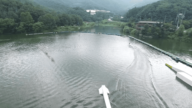 고요한 호수에서 웨이크보드를 타는 사람