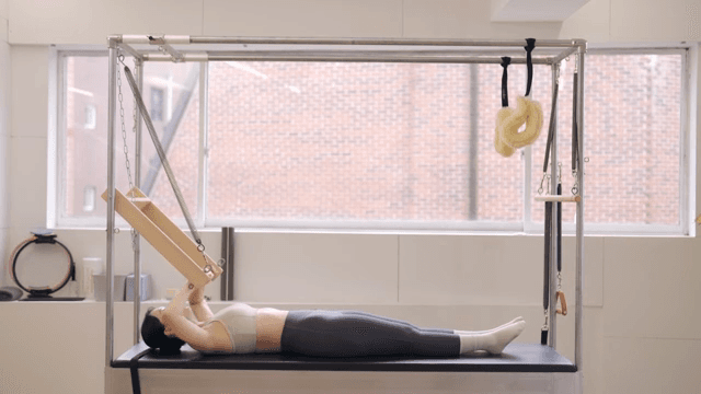 캐딜락에서 운동하는 여성