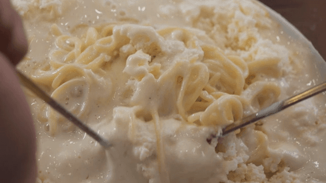 젓가락으로 섞는 콩국수