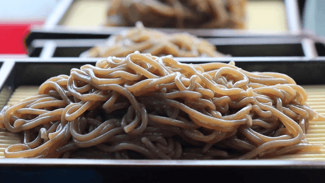 모밀판에 놓인 신선한 소바 국수