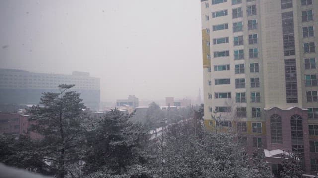 눈 내리는 도시 풍경과 높은 건물
