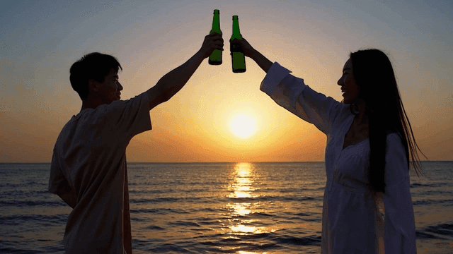 해변에서 일몰을 즐기는 커플