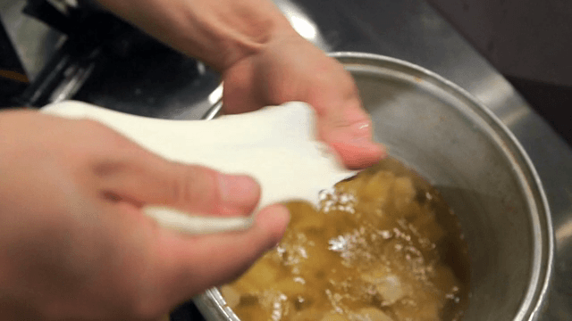 냄비에 반죽을 뜯어 넣는 손