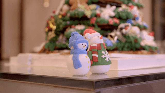 Snowman figurines with a Christmas tree