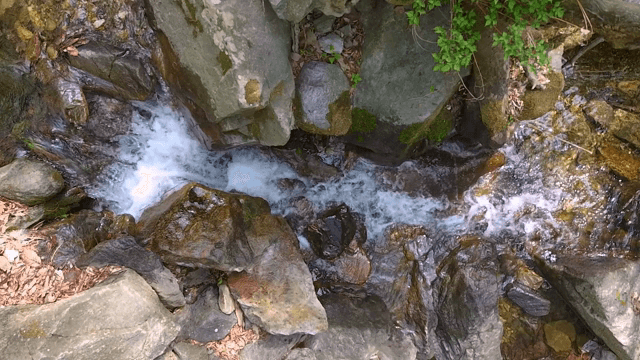 바위 위로 흐르는 작은 폭포