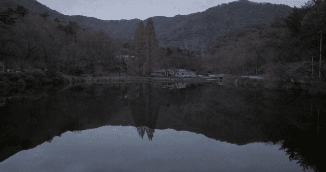 산으로 둘러싸인 고요한 호수