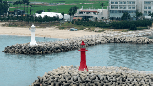 바다 옆 등대와 방파제