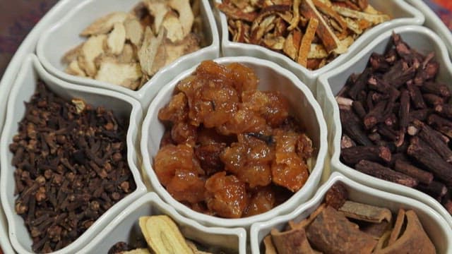 접시에 담긴 다양한 약재와 건조 재료