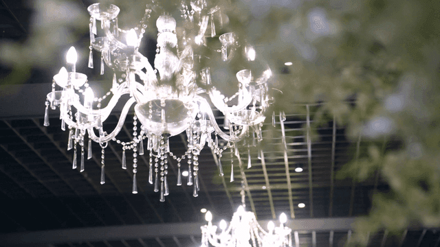 실내에 걸린 우아한 샹들리에