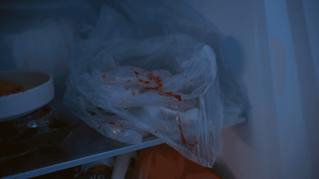 피 얼룩이 묻어 있는 냉장고 안