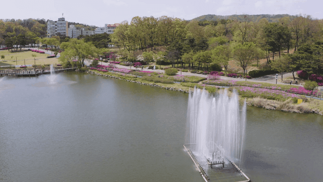호수와 분수가 있는 공원