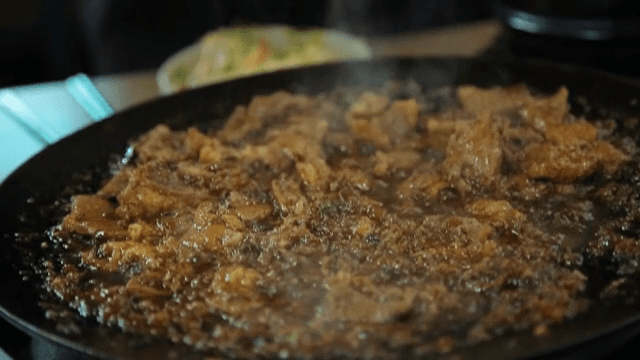 뜨거운 팬 위에서 지글거리는 양념 갈비