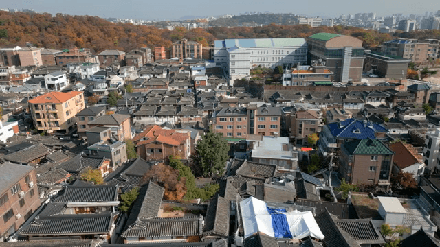 도시 풍경 속 전통 한옥