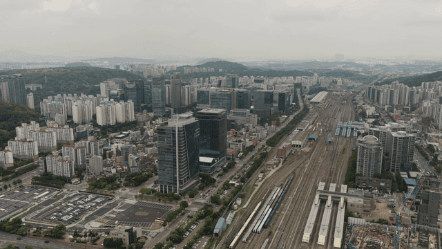 철도와 함께 펼쳐진 도시 풍경