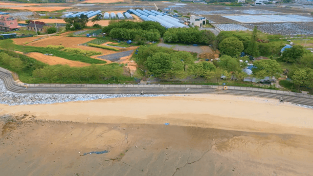 온실과 들판이 있는 해안 농장